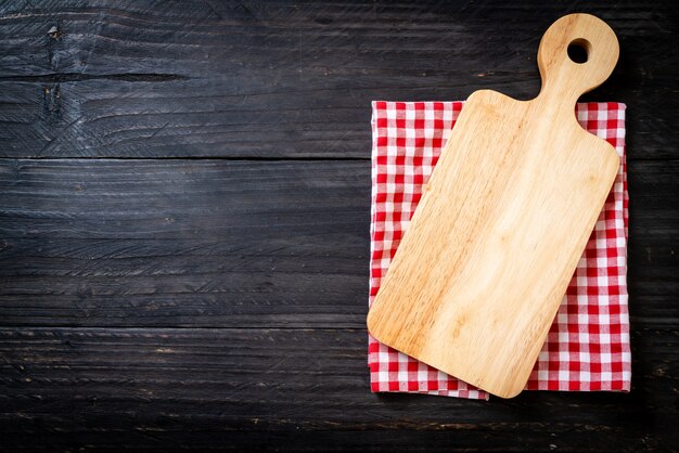 leeg snijden houten bord met keukendoek