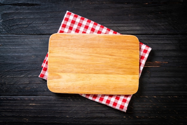 leeg snijden houten bord met keukendoek