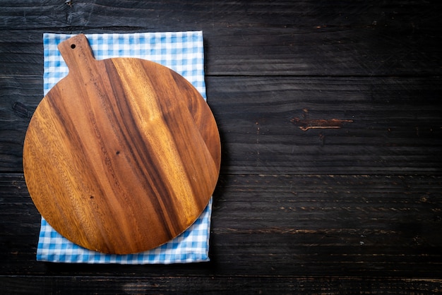 Leeg snijden houten bord met keukendoek