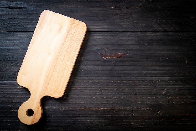 leeg snijden houten bord met keukendoek