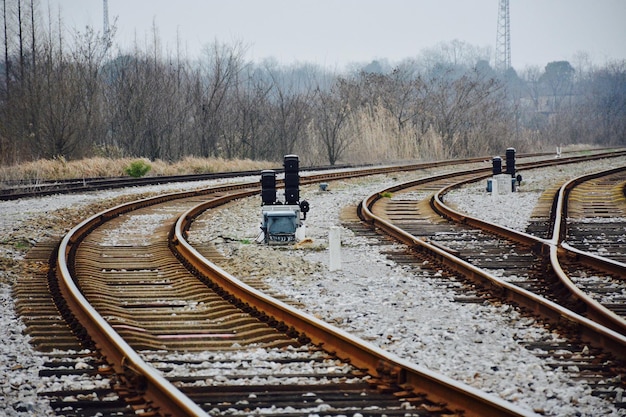 Foto leeg spoor tegen de lucht.