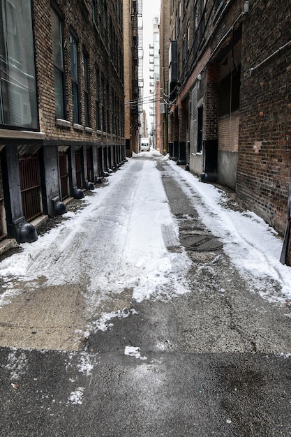 Leeg stedelijke steeg in de winter