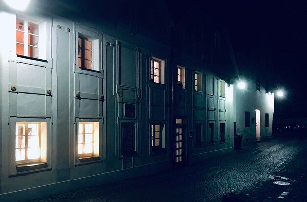 Foto leeg straat bij verlichte gebouwen in de stad's nachts