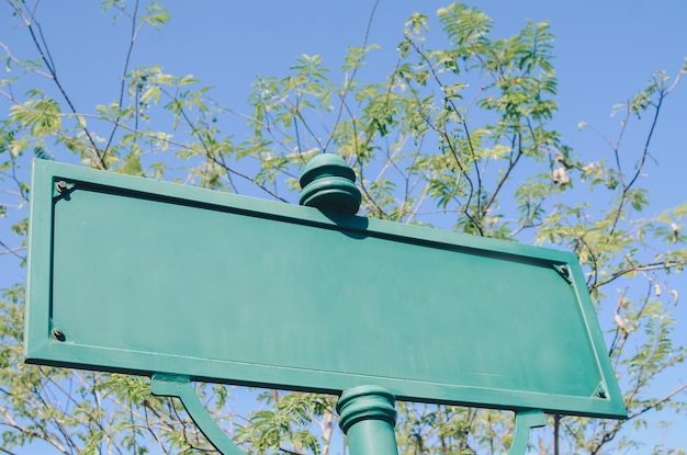 Foto leeg straatbord met blauwe hemelachtergrond