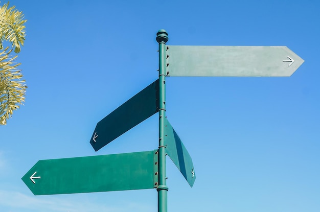 Leeg straatbord met blauwe hemelachtergrond