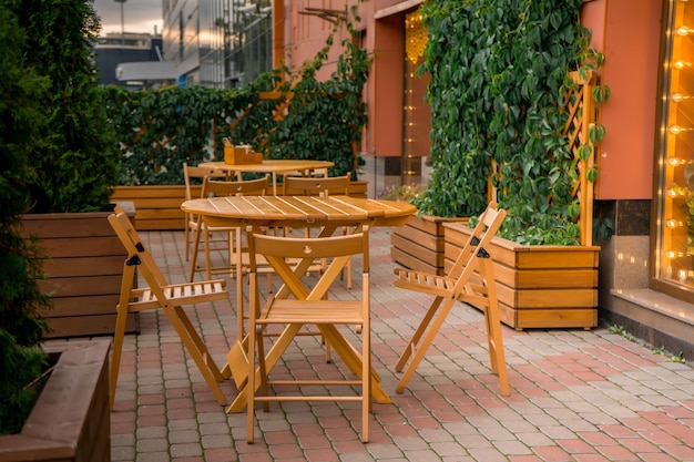 Leeg straatcafé op het plein van een Europese stad. Hoge kwaliteit foto