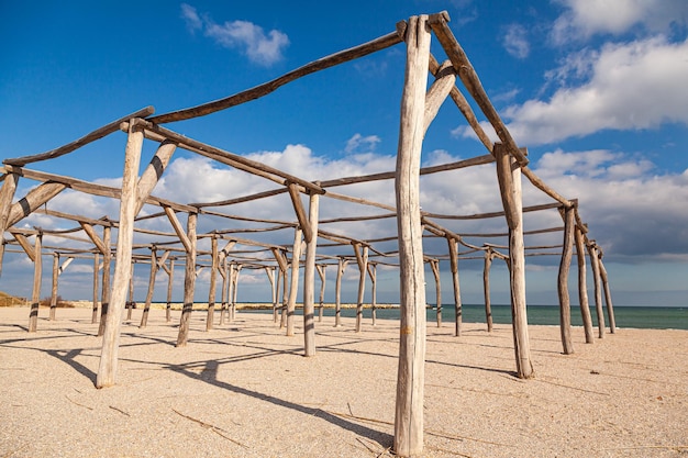 Leeg strand en zee in het vroege voorjaar op een zonnige dag