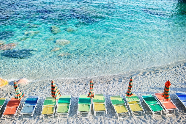 Leeg strand met gesloten paraplu's op Italiaanse kust