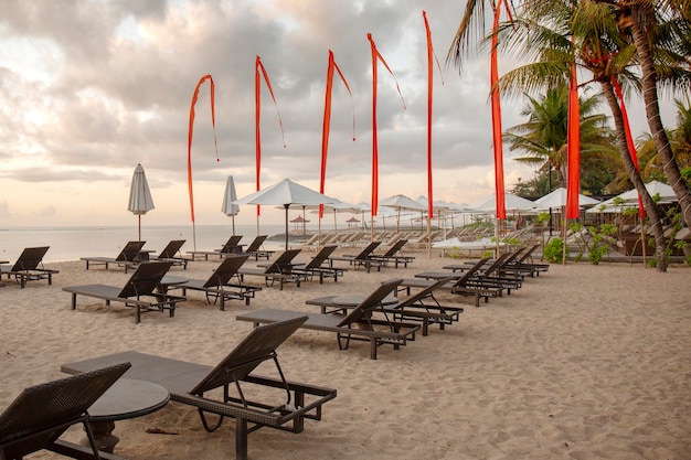 Leeg strand met ligbedden in het resort op Bali