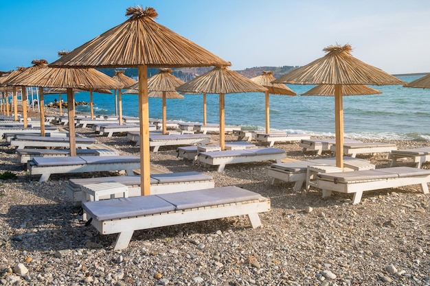 Leeg strand met paraplu's en zonnebedden in de stad bar in Montenegro op Adriatische zee zomervakantie