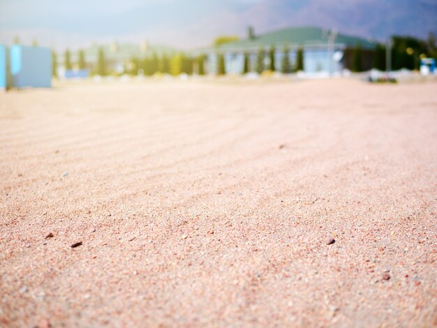 Leeg strand met tropische blauwe zeetoevlucht