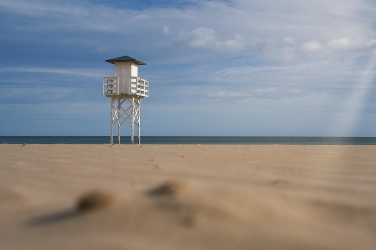 Foto leeg strand op een bewolkte dag