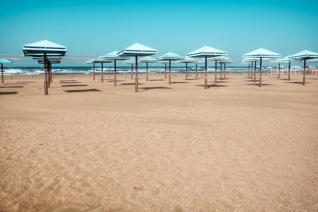 Leeg strand zonder mensen. Geen toerisme. Quarantaine en isolatie