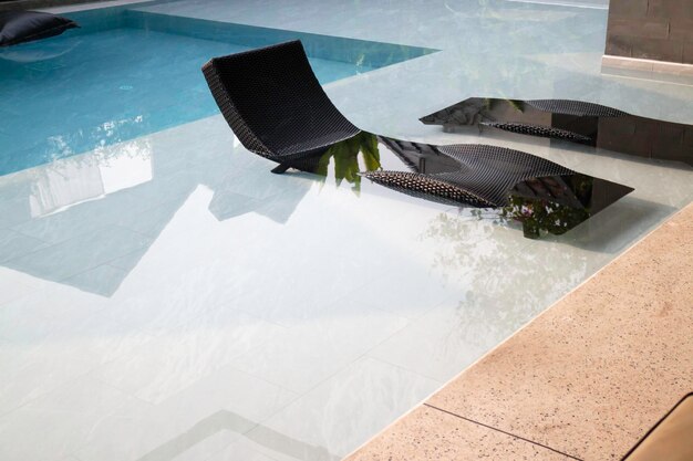 Leeg tafelblad en wazig zwembad in tropisch resort Rechtenvrije Stockafbeeldingen