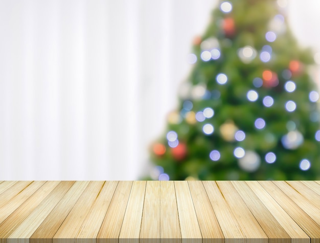 Leeg tafelblad met wazig kerstboom met bokeh lichte achtergrond