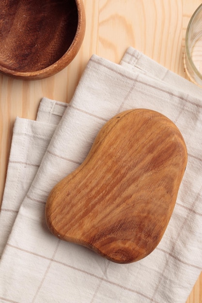 Leeg tafelgerei houten snijplank een kom op houten tafel als achtergrond voor een schotel foodbackground