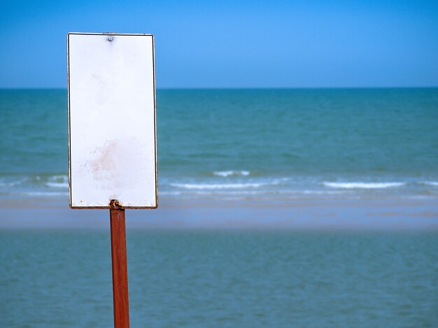 Foto leeg teken voor zwemmers op het strand.