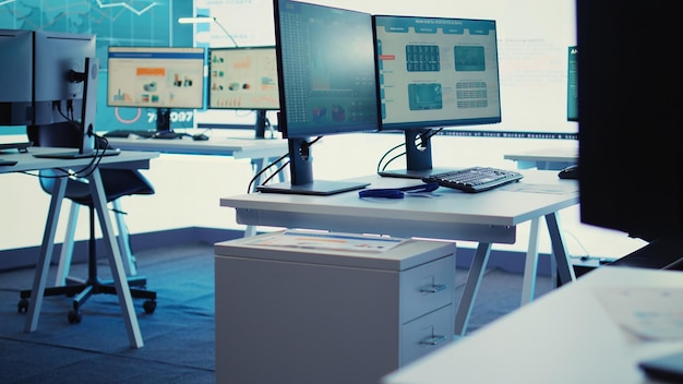 Leeg telecommunicatiecontroleruimte met werkstations