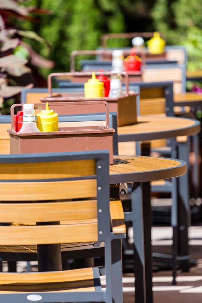 Leeg terras met houten tafels en stoelen.