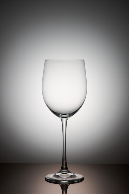 leeg transparant wijnglas staat op een donker glas