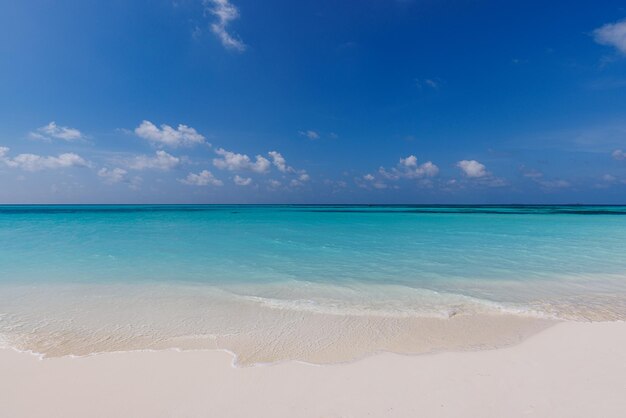 Foto leeg tropisch strand achtergrond horizon met hemel en wit zand inspireer gelukkige zonnige zee horizon