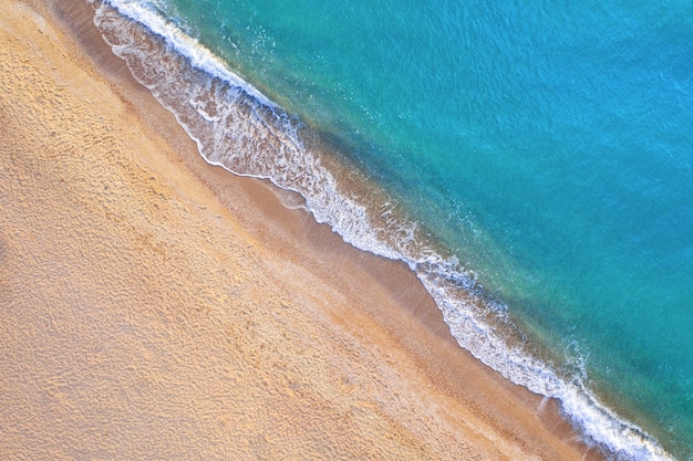 Leeg tropisch strand en helder blauw water. luchtfoto.