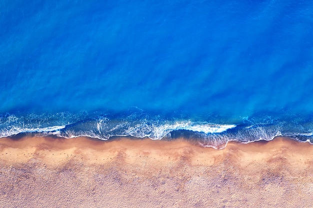 Leeg tropisch wild strand, licht zand en blauw helder water. Luchtfoto.