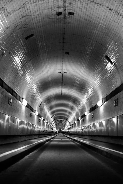 Foto leeg verlichte tunnel