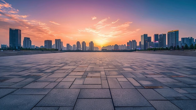 Leeg vierkante verdiepingen en de skyline van de stad met moderne gebouwen bij zonsondergang in Suzhou Jiangsu Provincie China hoge hoek zicht