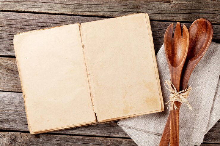 Leeg vintage kookboek en keukengerei