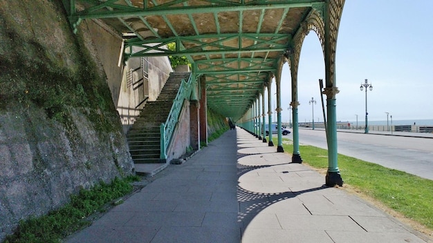 Foto leeg voetpad met brug op de achtergrond