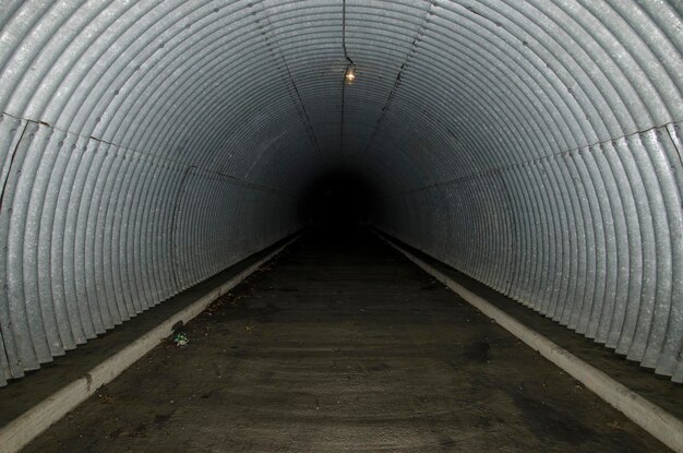 Foto leeg weg in verlichte tunnel