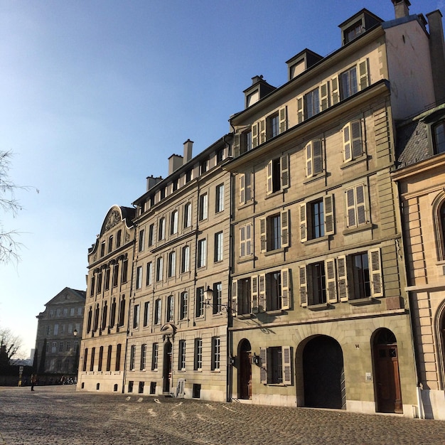 Leeg weg langs gebouwen