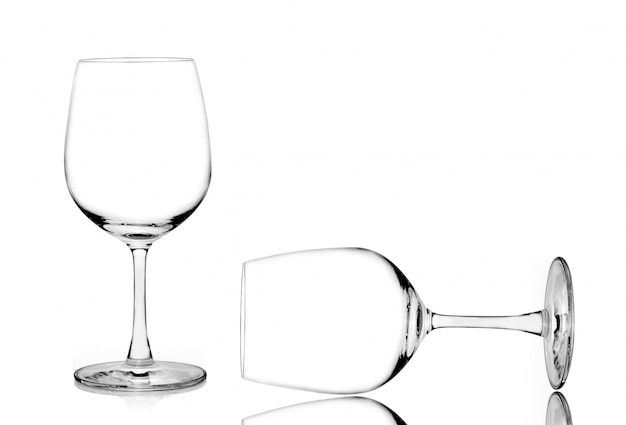 Leeg wijnglas. geïsoleerd op een witte ruimte