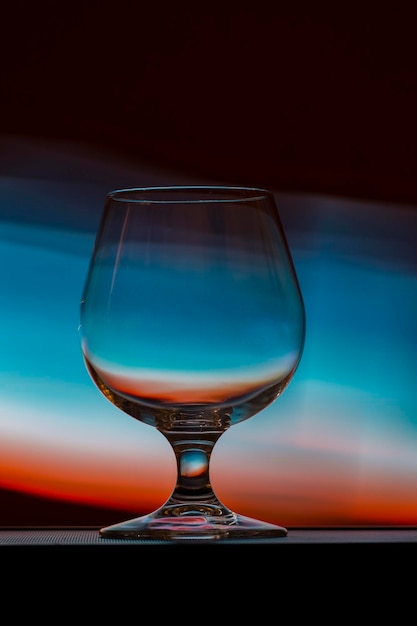 Foto leeg wijnglas op tafel.