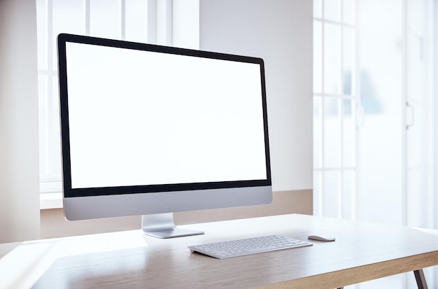 Leeg wit computerscherm in het kantoor van de ontwerper