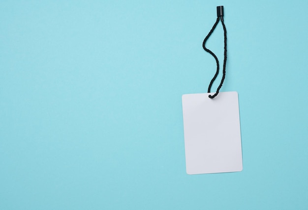 Leeg wit kartonnen label op een witte touw blauwe achtergrond Prijslabel sjabloon