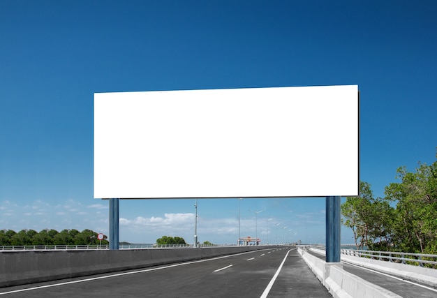 Leeg wit leeg bord of billboard of bord in de straat