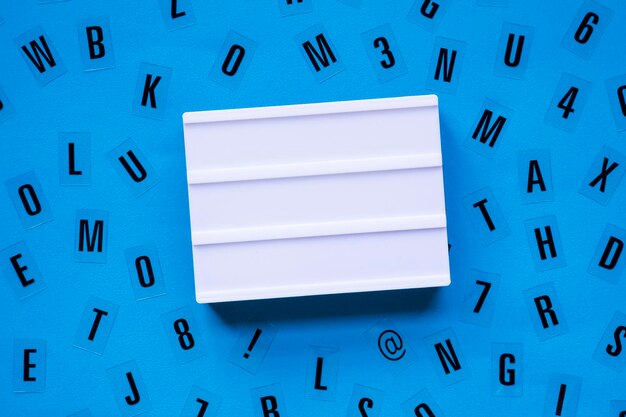 Leeg wit lichtbakbord met letters op een blauwe achtergrond