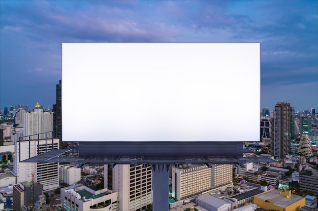 Leeg wit wegaanplakbord met de stadsachtergrond van Bangkok bij nacht Straatreclameposter mock up 3D-rendering Vooraanzicht Het concept van marketingcommunicatie om idee te promoten