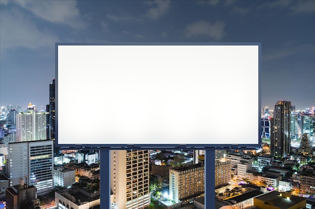 Leeg wit wegaanplakbord met de stadsachtergrond van Bangkok bij nacht Straatreclameposter mock up 3D-rendering Vooraanzicht Het concept van marketingcommunicatie om idee te promoten