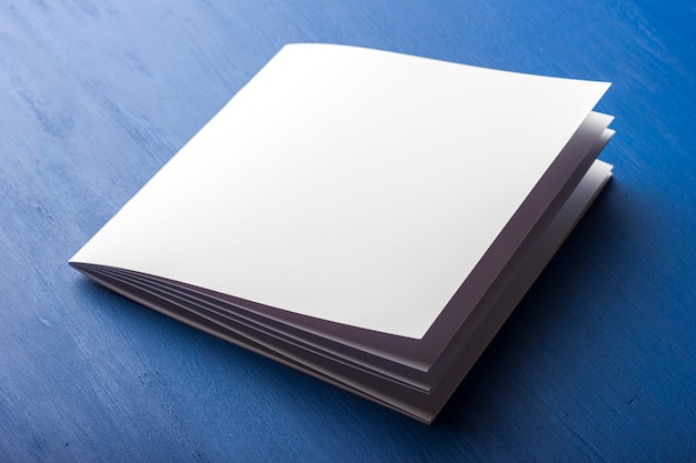 Leeg Witboek voor notities, notebook, dagboek, boekje, organisator op een blauwe tafel.