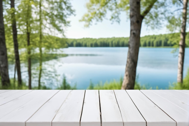 Foto leeg witte houten tafel met wazig meer en bos achtergrond