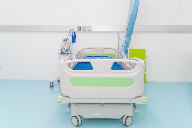 Leeg ziekenhuisbed met medische apparatuur in Recovery Room in het ziekenhuis