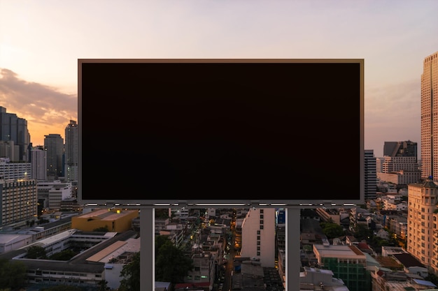 Leeg zwart wegaanplakbord met de stadsachtergrond van Bangkok bij zonsondergang Straatreclameposter mock up 3D-rendering Vooraanzicht Het concept van marketingcommunicatie om idee te promoten of te verkopen