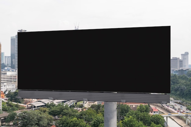 Leeg zwart wegaanplakbord met de stadsachtergrond van Kuala Lumpur overdag Straatreclameposter mock up 3D-rendering Vooraanzicht Concept van marketing om diensten of ideeën te promoten of te verkopen
