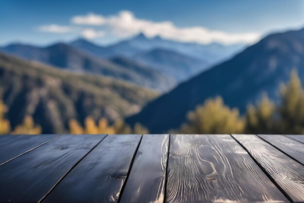 Foto leeg zwarte houten tafel met wazige bergen piek en heuvel uitzicht landschap achtergrond