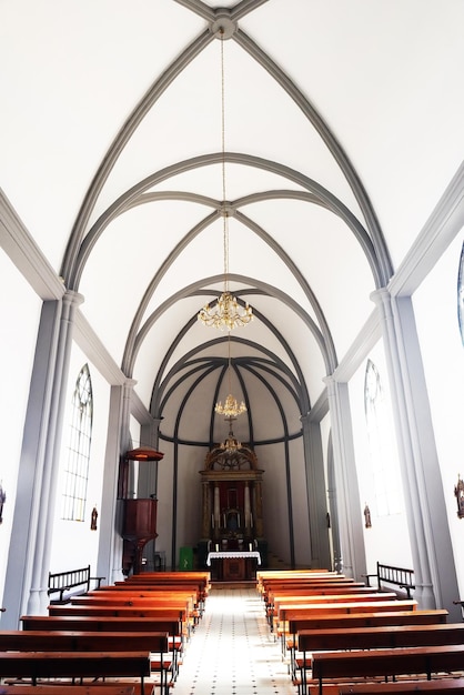 Leegte banken in de kerk.