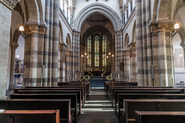 Leegte banken in de kerk