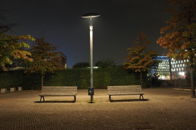 Foto leegte banken onder straatverlichting